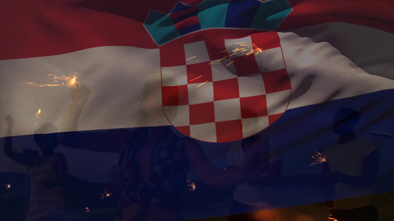 Animation einer wehenden kroatischen Flagge über einer Gruppe von Freunden am Strand