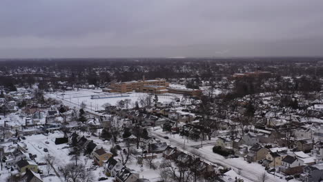 Una-Vista-Aérea-De-Un-Barrio-Suburbano-Por-La-Mañana,-Después-De-Una-Tormenta-De-Nieve