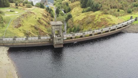 Alwen-Reservoir-Industriewasserkraft-Wahrzeichen-Historischer-Ländlicher-Seestaudamm-Gebäude-Hoher-Winkel-Luftbahn