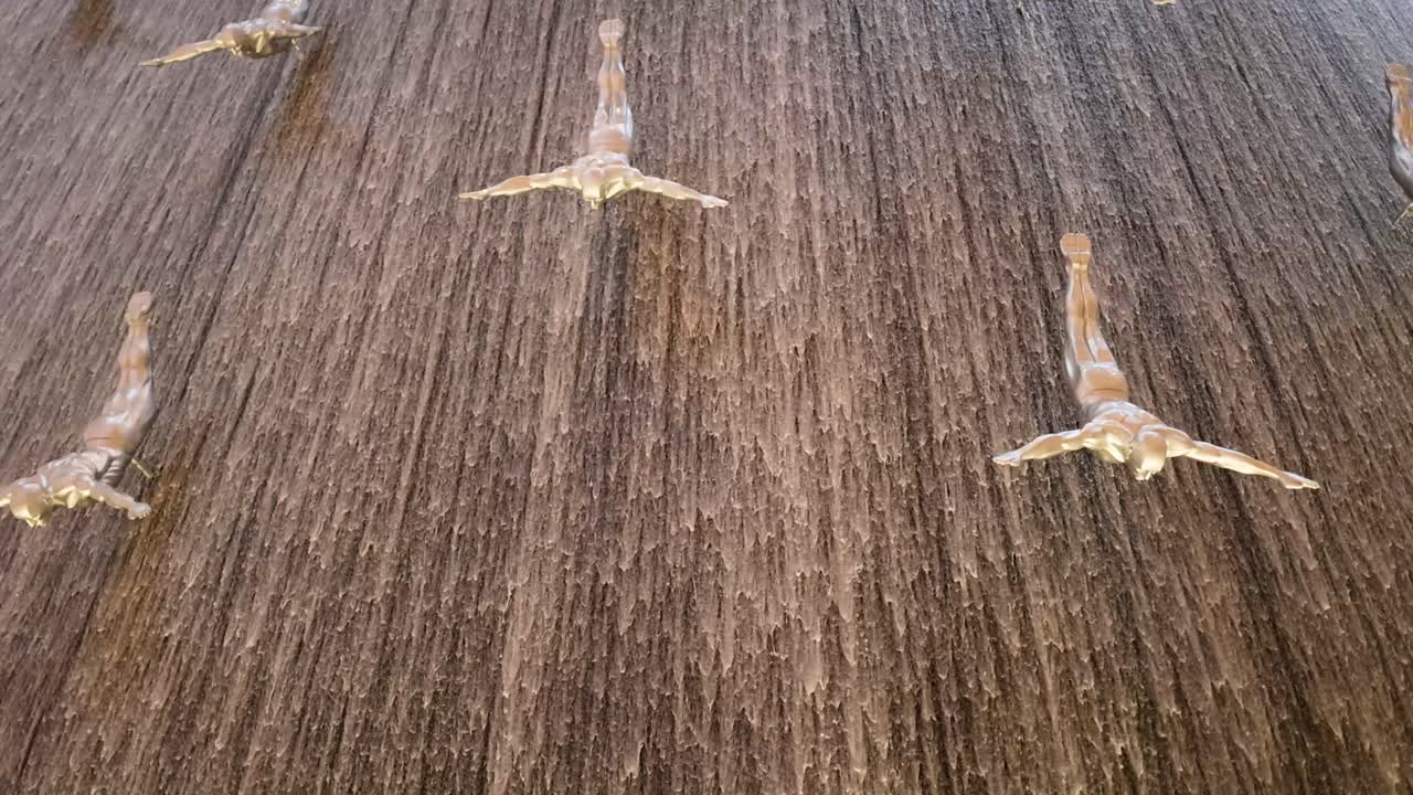 폭포 에 있는 다이버 들 의 조각