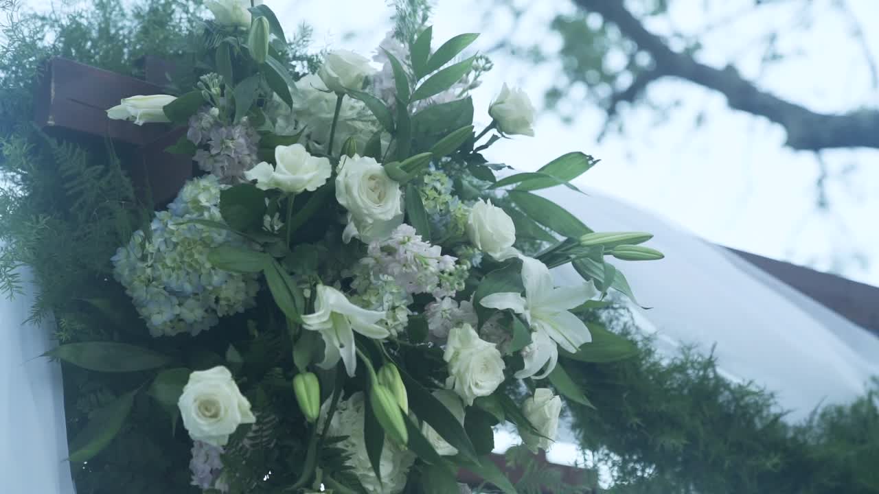 결혼식 파티 천막에서 아름다운 꽃꽂이