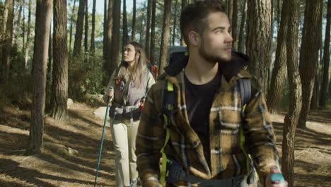 Pareja-Joven-Haciendo-Senderismo-En-El-Bosque