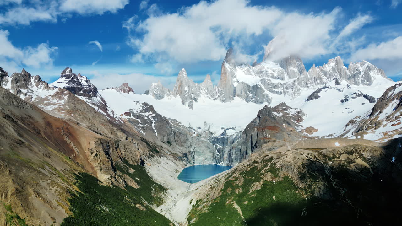 Vista aerea con drone della Laguna de los Tres color turchese con il Monte Fitz Roy sullo sfondo