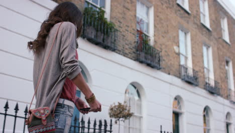 Hermosa-Mujer-Usando-Una-Aplicación-De-Tecnología-De-Teléfono-Inteligente-Caminando-Por-La-Ciudad