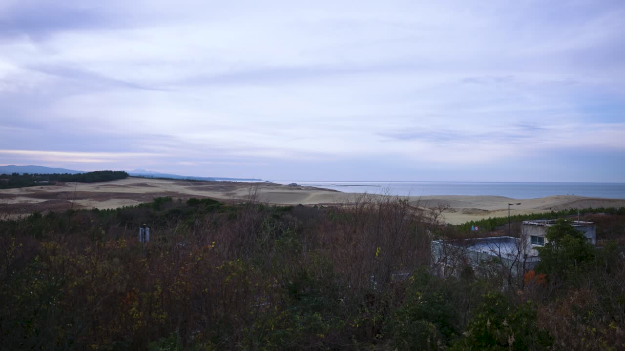 Vinterdag med storm vid horisonten vid sanddynerna Tottori Sakyu, Japan.