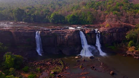 athirapally cascadas kerala india, hermosa cascada fotografía del paisaje athirapally kerala india, maravillosa cascada en el bosque tropical