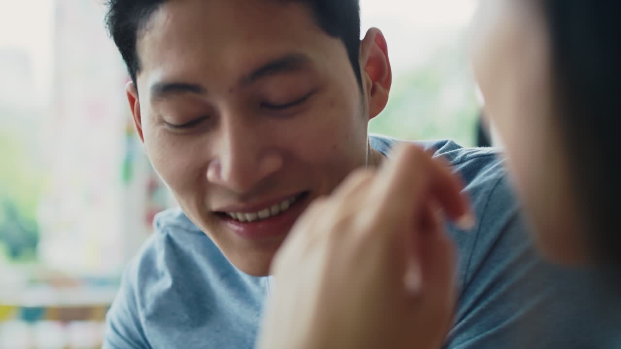 카페에서 휴대 전화를 사용하는 베트남 남자의  ⁇ 드헬드 뷰