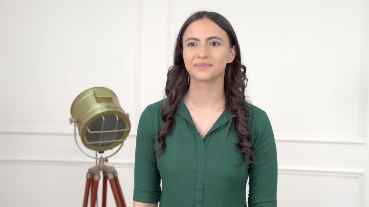 chica india hablando con alguien