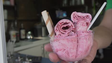helado de fresa enrollado de mano
