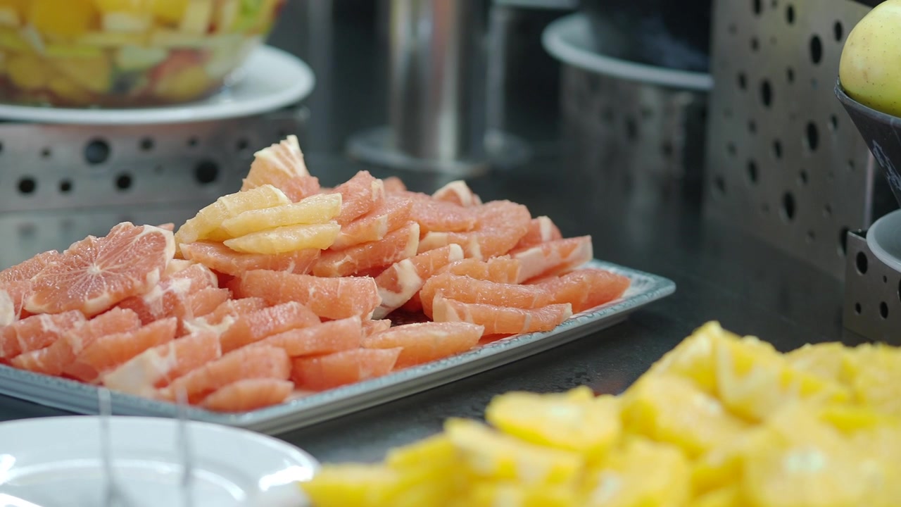 Pompelmo fresco a fette su un vassoio da buffet