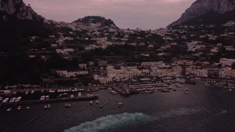 Un-Dron-Disparó-Sobre-Capri-En-Italia-En-Un-Día-Nublado