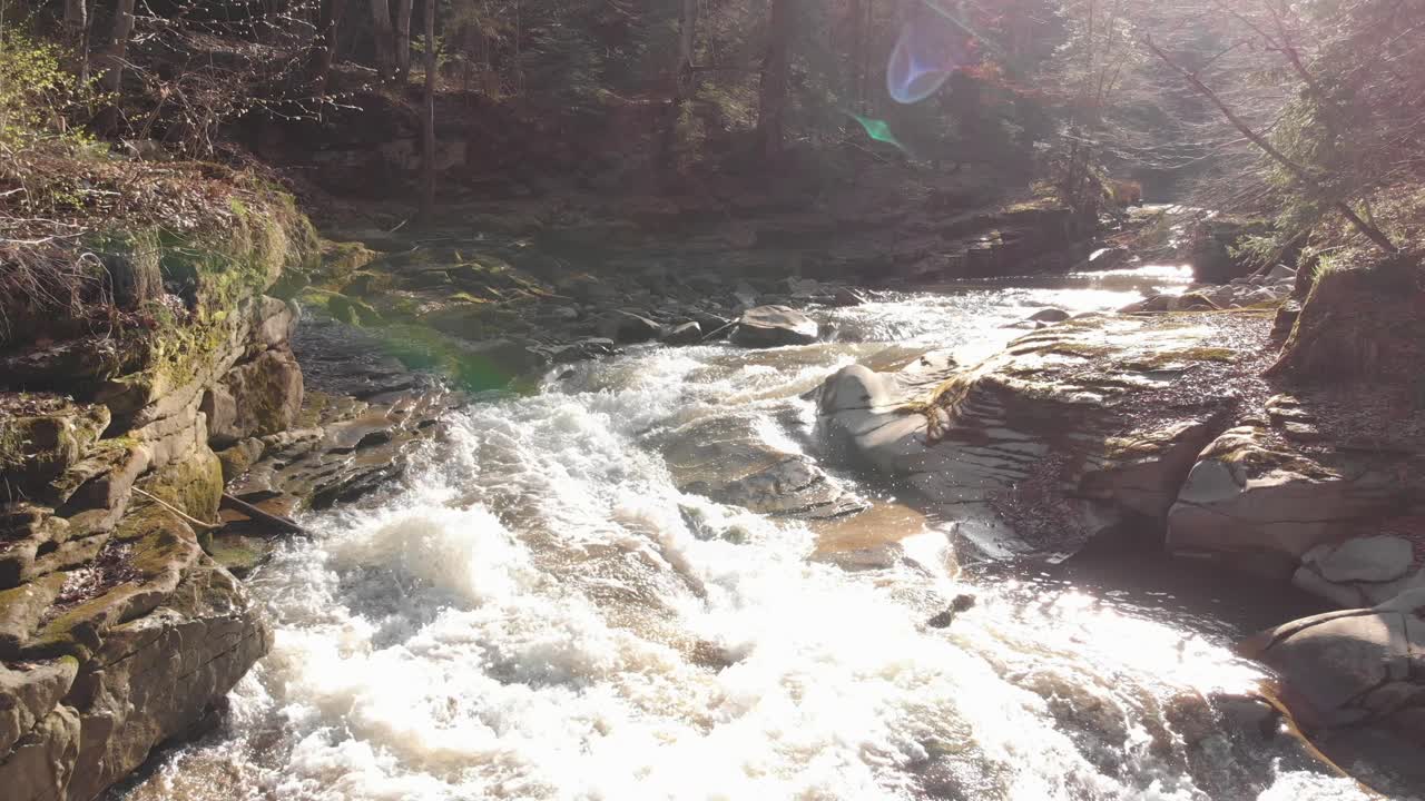 오후 햇살에 아름다운 폭포가 있는 산 강의 공중 전망