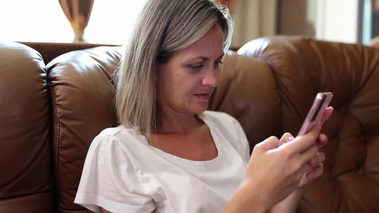 Mulher no sofá usando smartphone