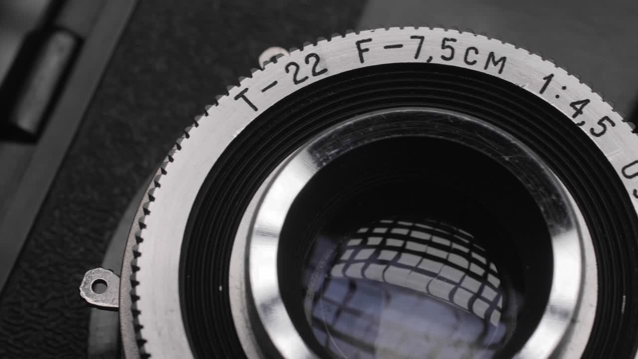 câmera fotográfica estéreo vintage em fundo preto