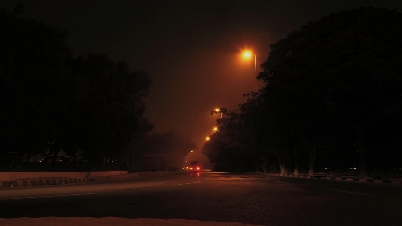 lapso de tiempo en la noche del tráfico que pasa por la carretera del aeropuerto de karachi
