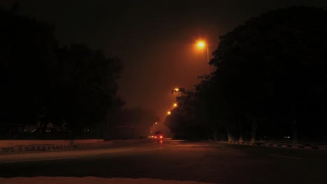 Zeitraffer-In-Der-Nacht-Des-Vorbeifahrenden-Verkehrs-Auf-Der-Flughafenstraße-Von-Karachi