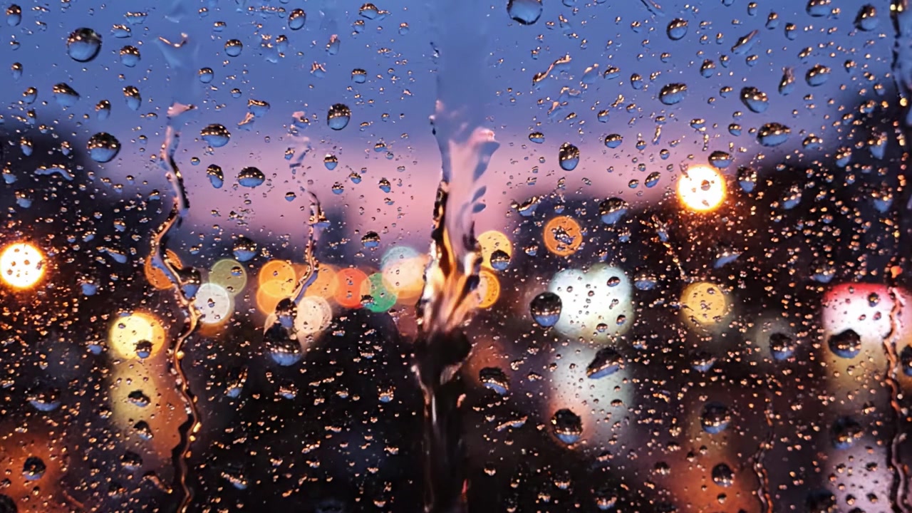 Ein atemberaubender Blick auf Regentropfen an einem Fenster, der die wunderschönen verschwommenen Lichter einer Stadt in der Dämmerung einfängt, mit lebendigen Farben und einer künstlerischen Perspektive