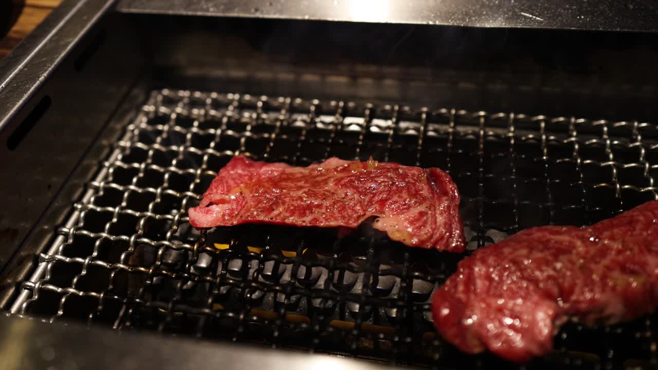 스테이크가 맛있고 완벽하게 구워지고 있습니다.