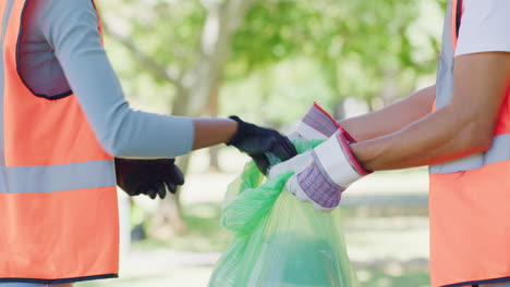 primer plano de personas limpiando el parque para el medio ambiente