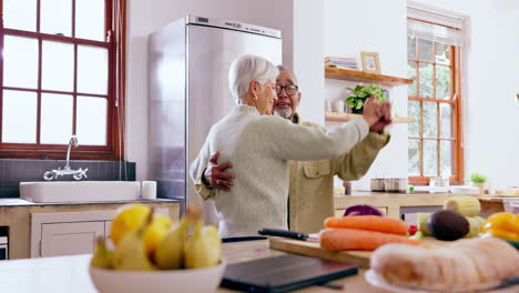 Zuhause,-Tanzen-Und-älteres-Paar-Mit-Liebe