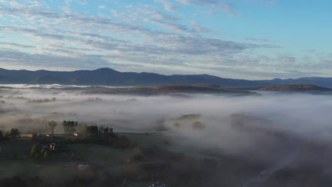 Morgennebel-Beim-Aufgang-Der-Sonne