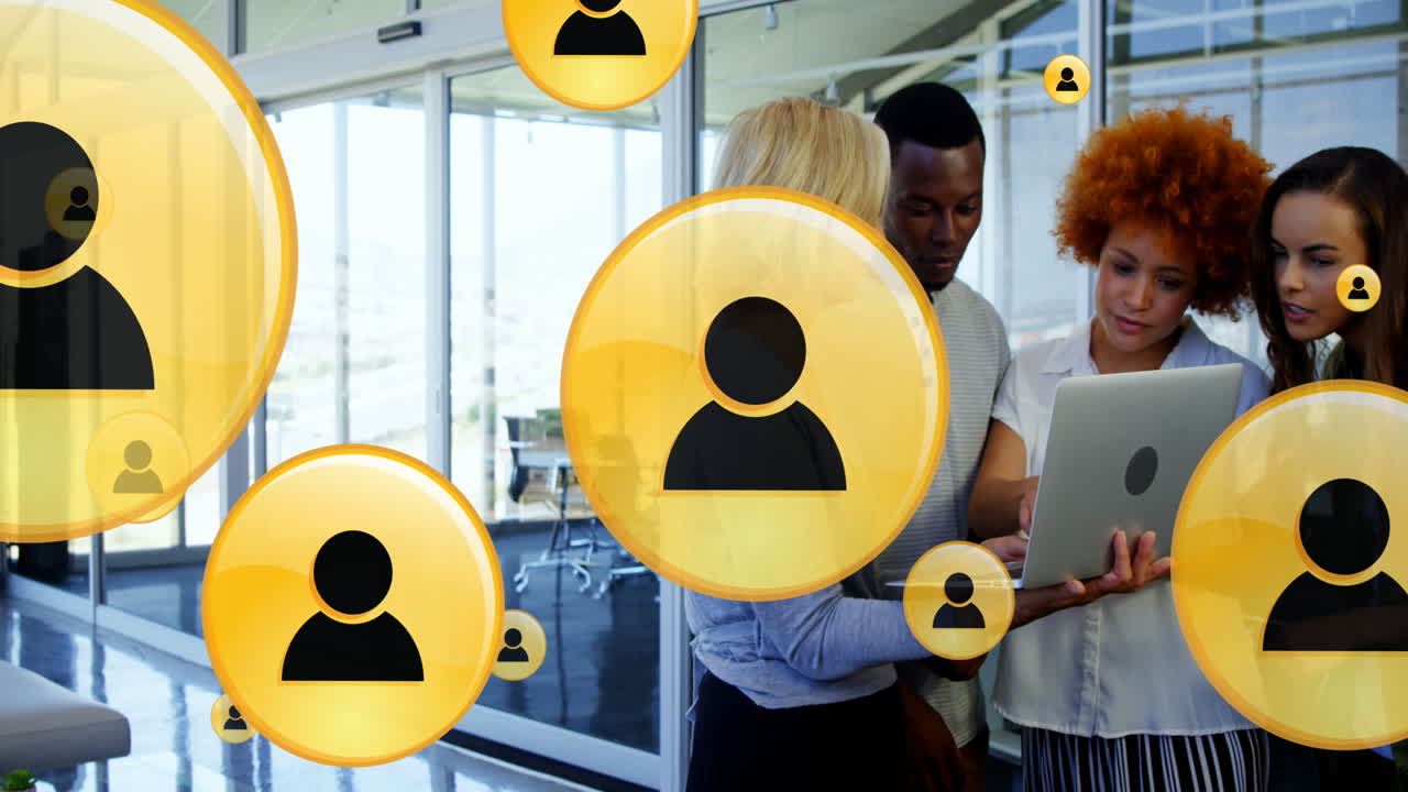 animación de múltiples iconos de perfil sobre diversos compañeros de trabajo discutiendo informes en la computadora portátil en la oficina