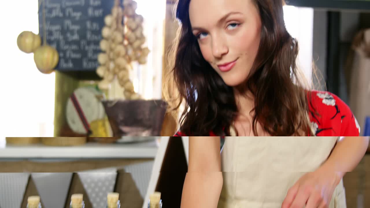 올리브, 통조림 및 올리브 오일을 카운터에 정리하는 여성 직원