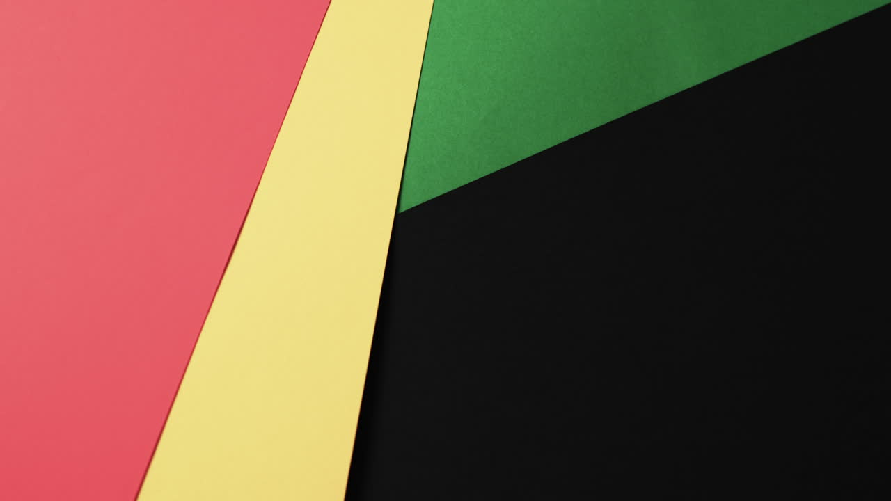 vídeo de papeles rojos, amarillos y verdes con espacio de copia en fondo negro