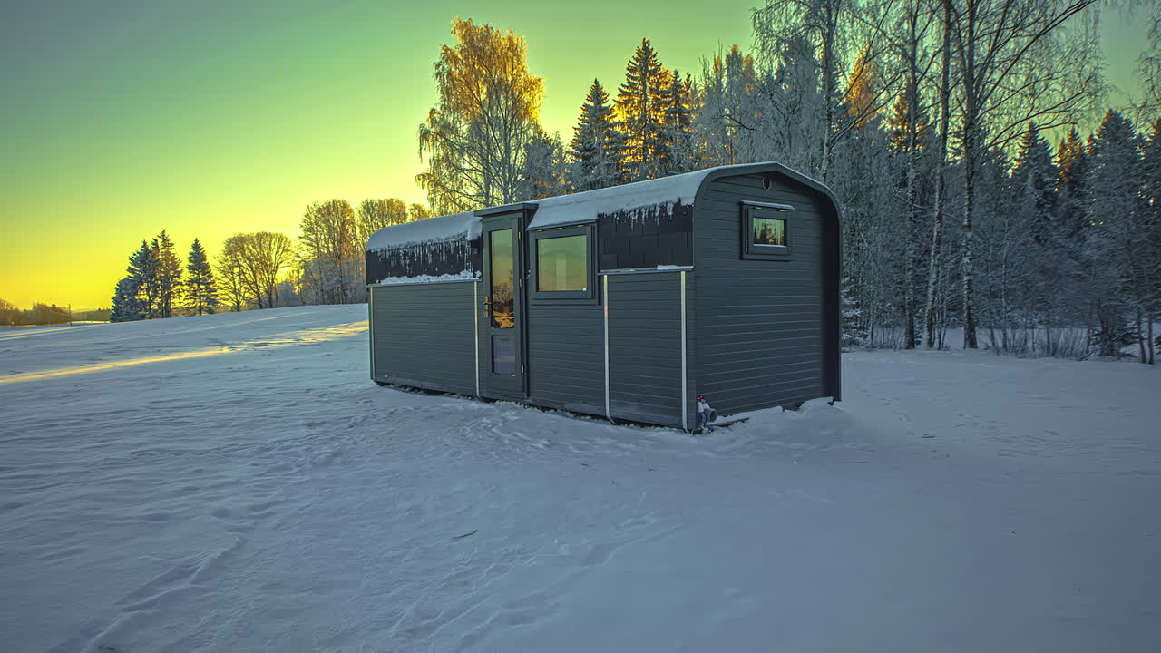 edificio de sauna moderno en invierno con cielo brillante en el fondo, lapso de tiempo