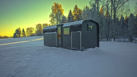edificio de sauna moderno en invierno con cielo brillante en el fondo, lapso de tiempo