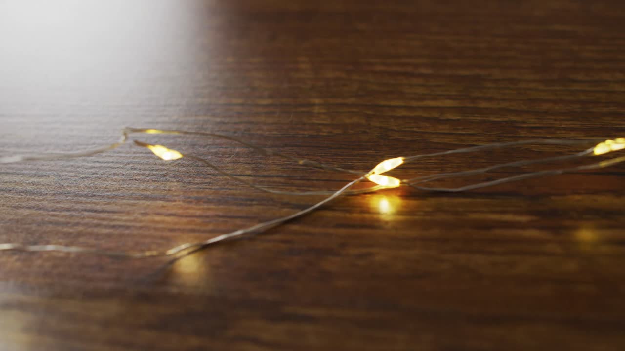 видео цепочки довольно легких рождественских украшений на деревянном фоне