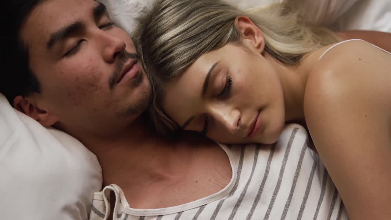 una pareja feliz durmiendo una siesta en su casa