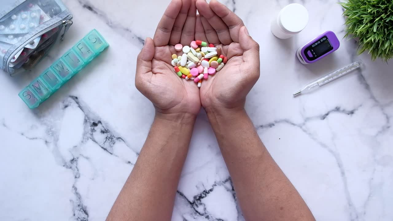 의료 용품 을 담은 여러 가지 약 을 들고 있는 손 들