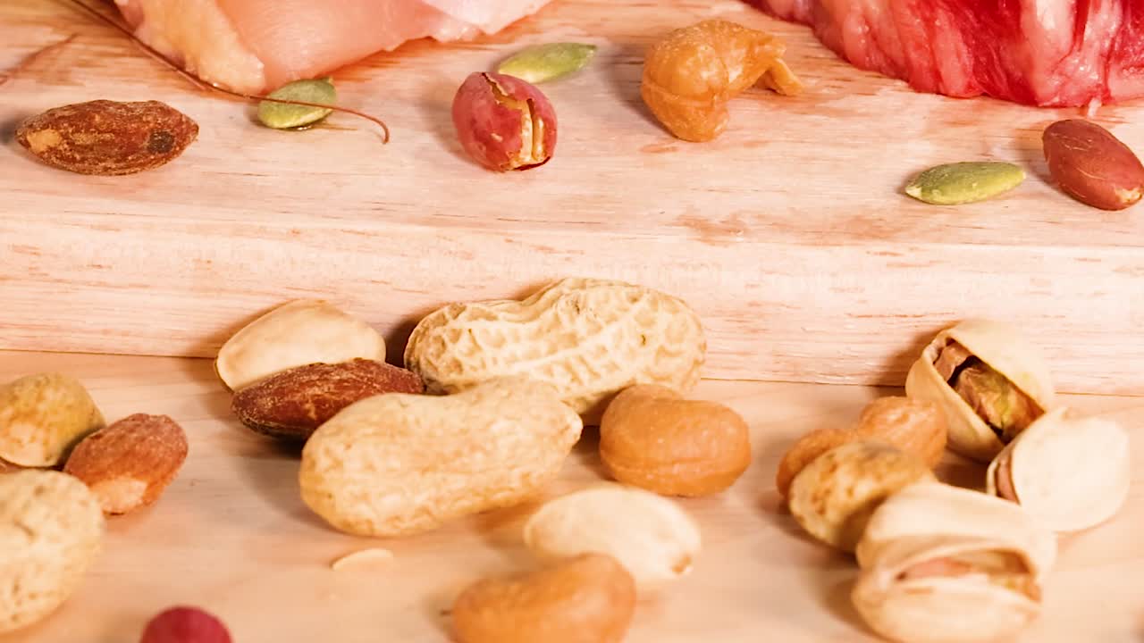 Frutta secca, formaggio e tofu