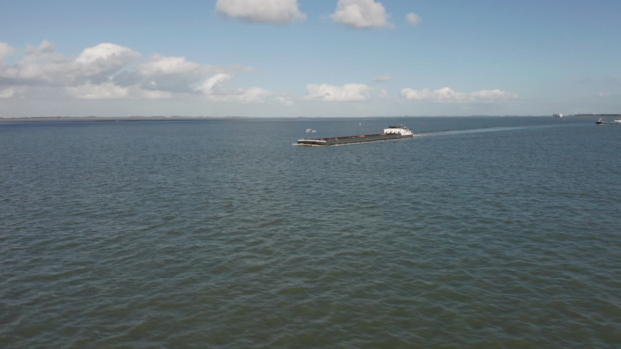 바다 위로 모래를 운반하는 화물선의 공중