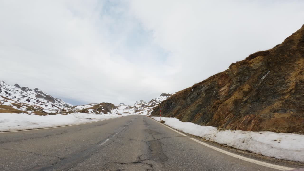 눈이 내린 봄의 산길