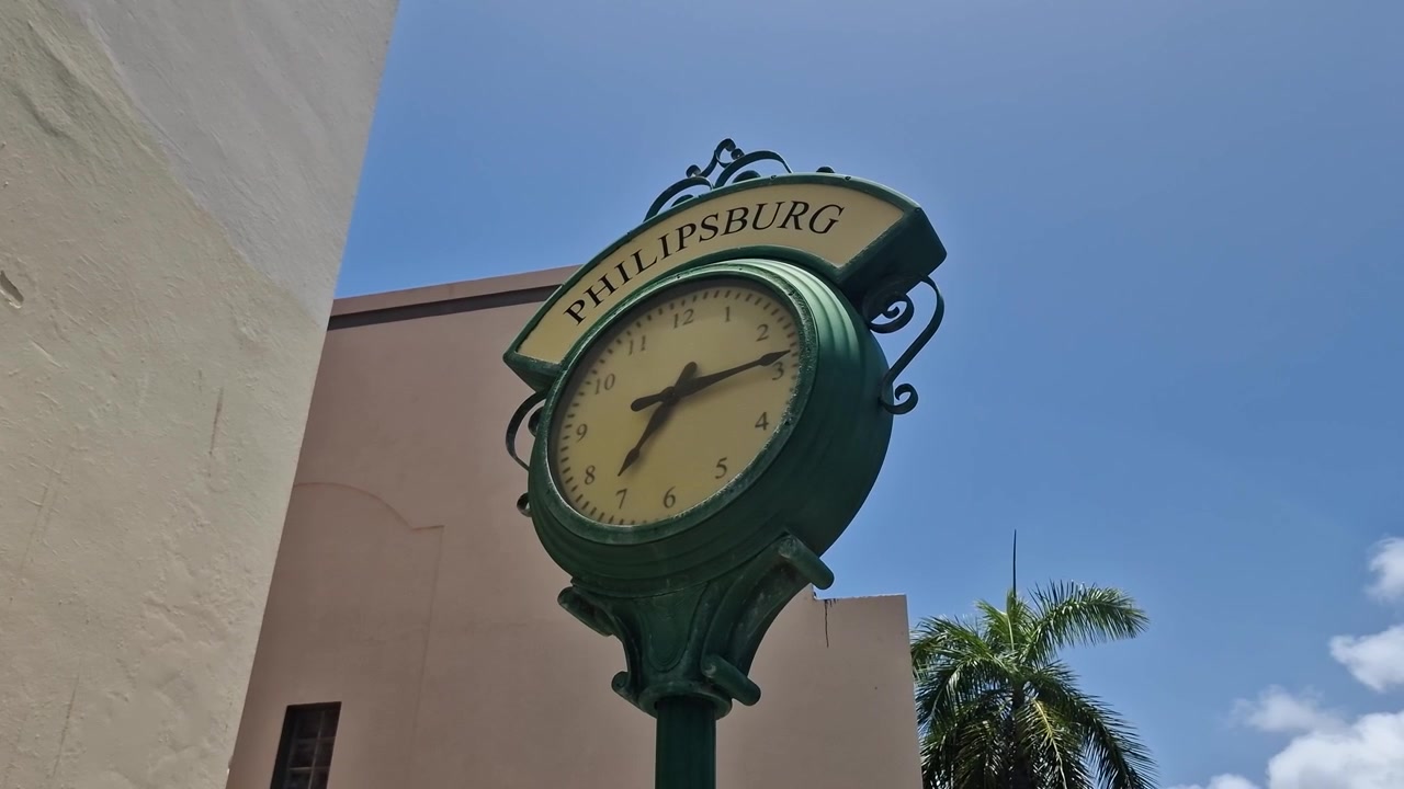 Orologio stradale a Philipsburg, Isola di St. Maarten nel Mar dei Caraibi, punto di riferimento della città in una calda giornata di sole