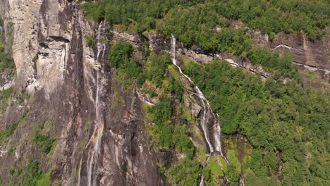 Cascada-De-Las-Siete-Hermanas,-Fiordo-De-Geiranger,-Noruega