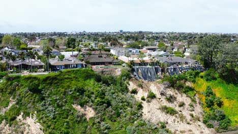 Erdrutsch-In-Newport-Beach,-Kalifornien-–-Luftaufnahme-Per-Drohne-In-HD-Und-4K