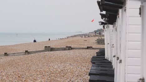 Südengland-Kiesiger-Ozean-Strand-Küstenlinie-Schuss-Mit-Hütten-England-Uk-3840x2160-4k