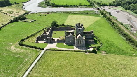 Drone-Dando-Vueltas-Estableciendo-Una-Toma-De-La-Histórica-Abadía-De-Dunbrody,-Molinos-De-Sal,-Wexford,-Irlanda,-Uno-De-Los-Muchos-Sitios-Históricos-En-Este-Rincón-De-Wexford