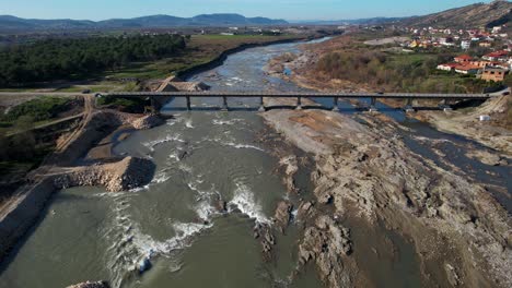 Durch-Erosion-Und-Sandabbau-Erodiertes-Flussbett-Droht-Land-Und-Häuser-In-Albanien-Zu-überschwemmen