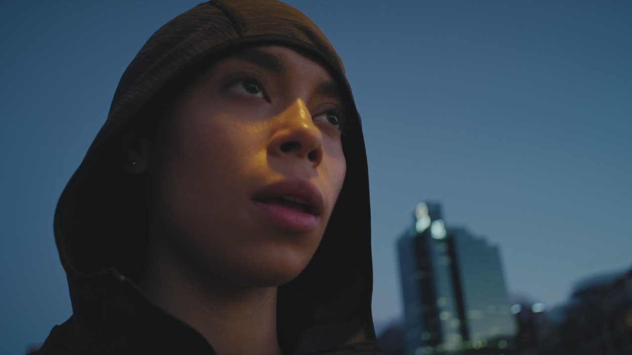 aptitud, mujer y rostro en la determinación de la ciudad