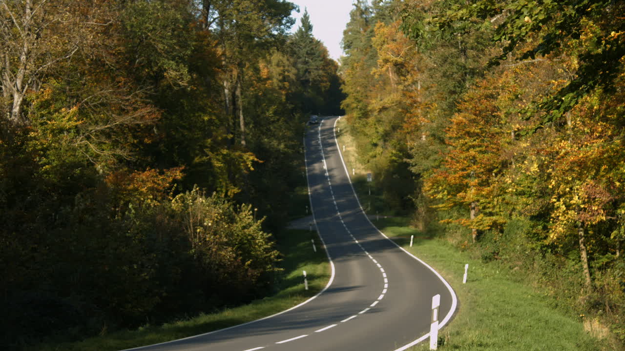 Veicoli sulla strada in autunno