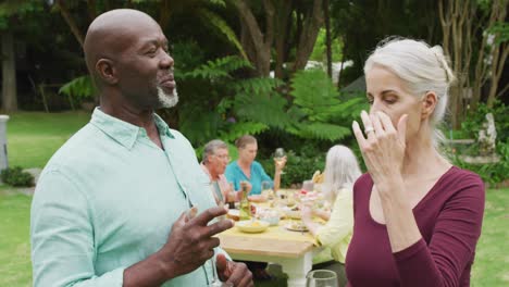 Animación-De-Diversos-Amigos-Mayores-Felices-Hablando-En-El-Jardín.