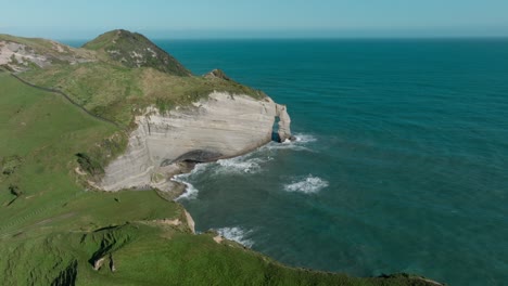 Luftdrohnenaufnahme-Der-Wilden-Und-Zerklüfteten-Kap-Abschiedsspitze-Mit-Dramatischer-Steiler-Klippenküstenlandschaft-Auf-Der-Südinsel-Neuseelands,-Aotearoa