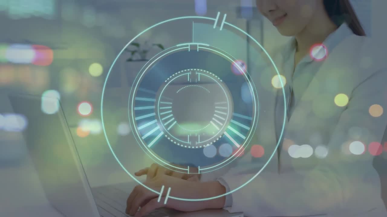 animación de escáner redondo de neón y puntos de luz sobre una mujer de negocios asiática que usa una computadora portátil en la oficina