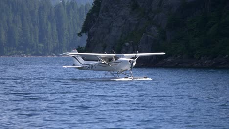 el hidroavión aterrizó en el agua cerca del acantilado rocoso
