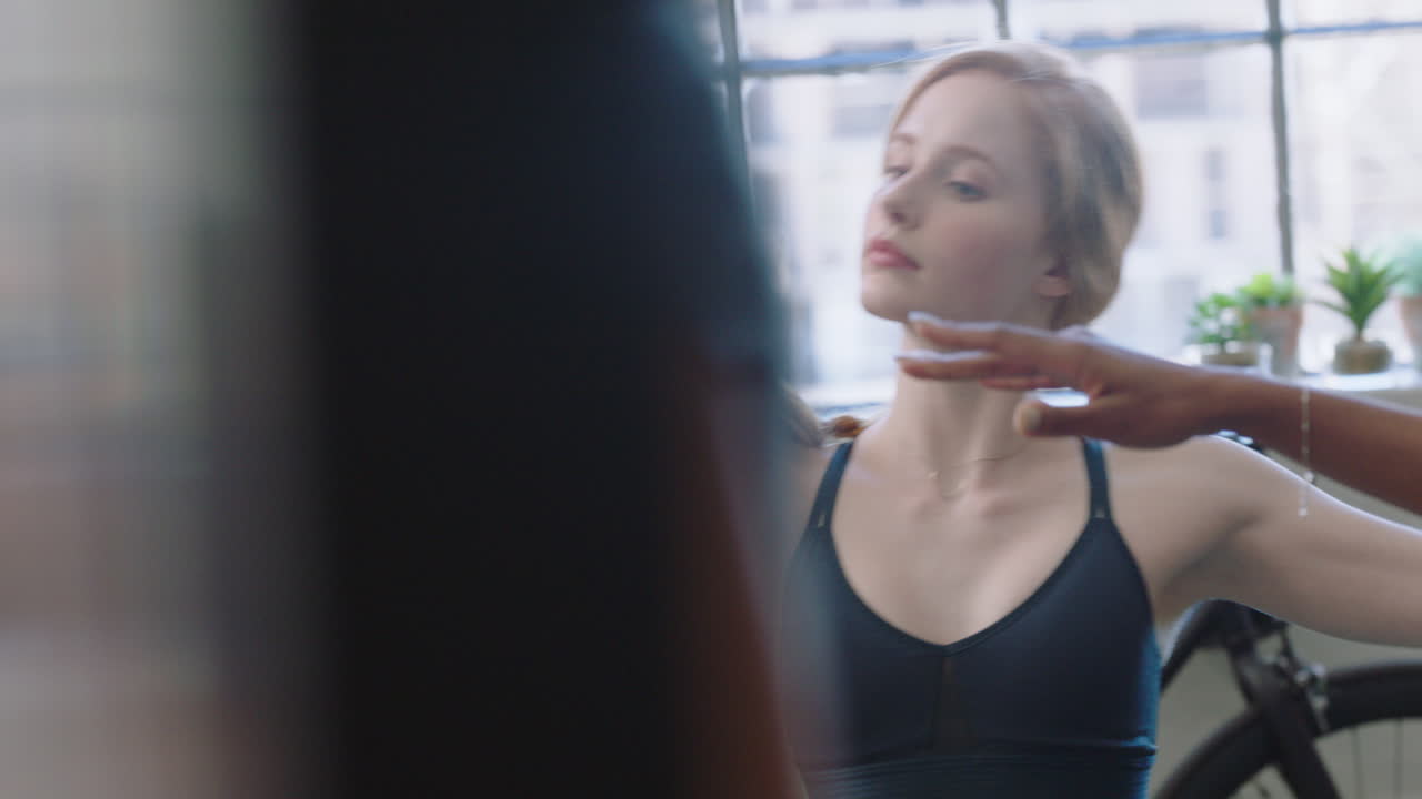 mujeres de negocios jóvenes practican meditación de yoga juntas en diversas oficinas haciendo postura de guerrero disfrutando del ejercicio de atención plena relajándose en la pausa del almuerzo lugar de trabajo creativo de moda