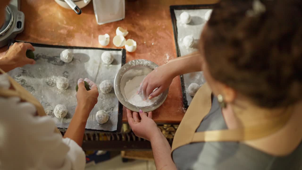 두 여인이 부에서 함께 고 있다